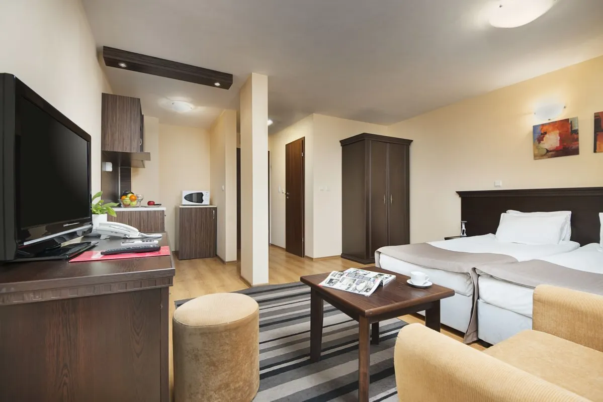Royal Park Hotel & Apartments_STUDIO (2).jpg